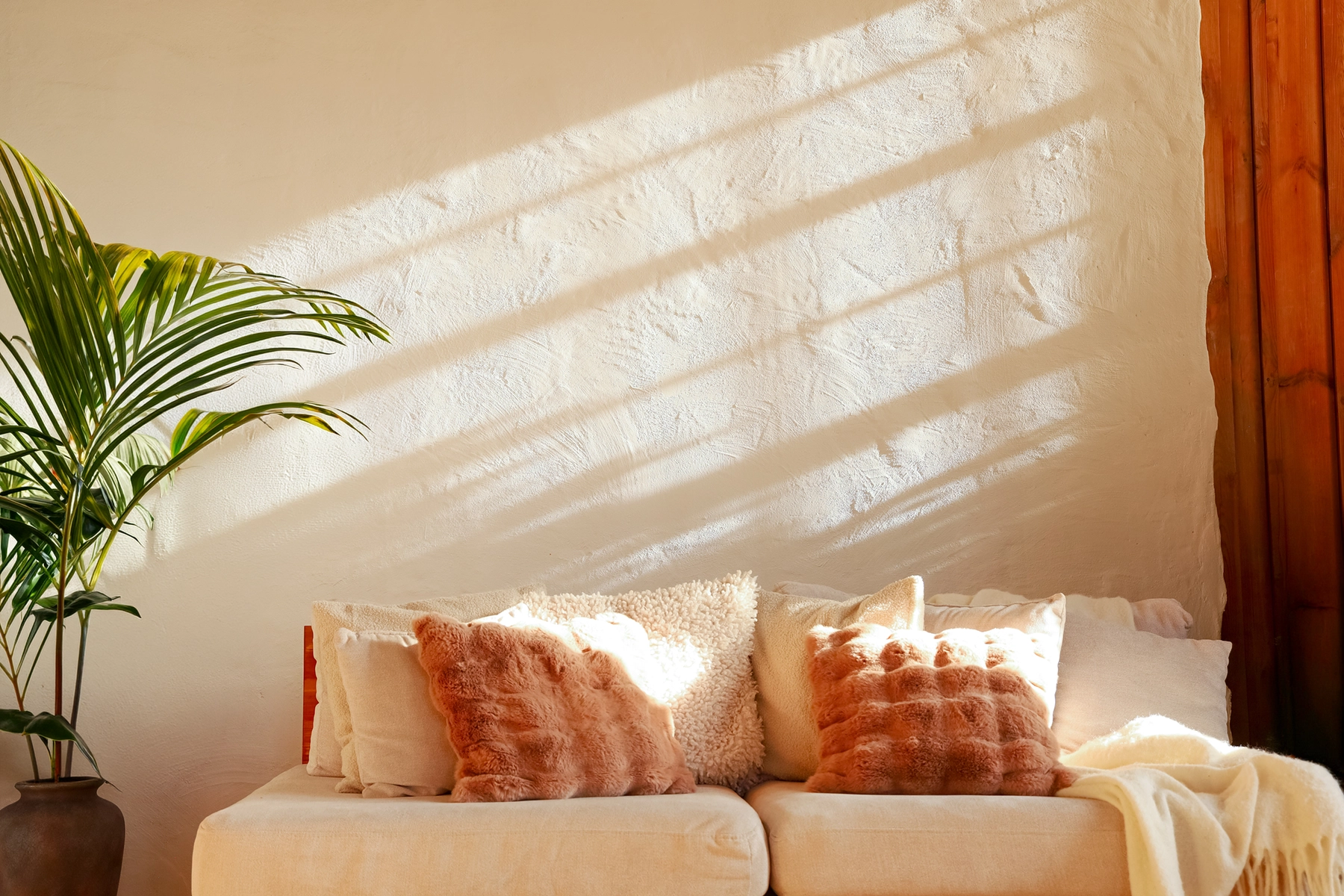 Intérieur chaleureux mis en scène avec soin — cohérence des matières, des lumières et des équipements.